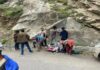 हिमाचल में भूस्खलन से टूटा पुल, पर्यटकों की गाड़ी पर गिरे पत्थर, नौ की मौत, तीन घायल