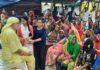 सैकड़ो बहनो ने पूर्व मंत्री राजेश त्रिपाठी को बांधा राखी राजेश त्रिपाठी को बांधा राखी