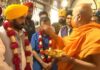 अरविंद केजरीवाल और भगवंत मान ने स्वामीनारायण मंदिर में पूजा-अर्चना की
