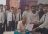महाविद्यालय में विधि छात्रों ने मूलभूत सुविधाओं के संबंध में प्राचार्य को दिया ज्ञापन