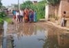 जलजमाव के विरोध में क्षेत्र पंचायत सदस्य के नेतृत्व में प्रदर्शन